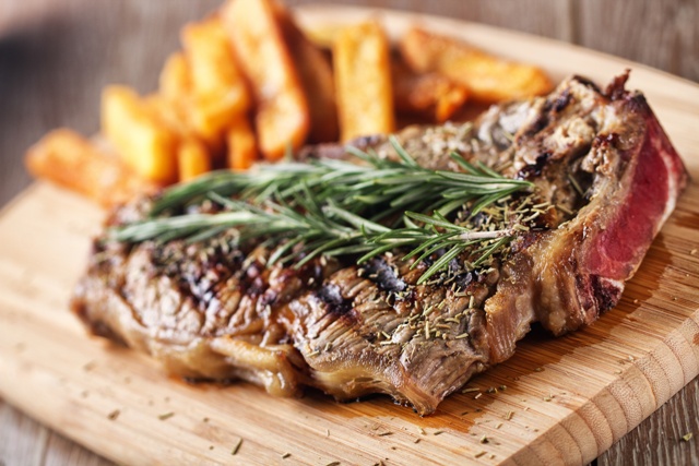 Entrecôte grillée au romarin accompagnée de frites