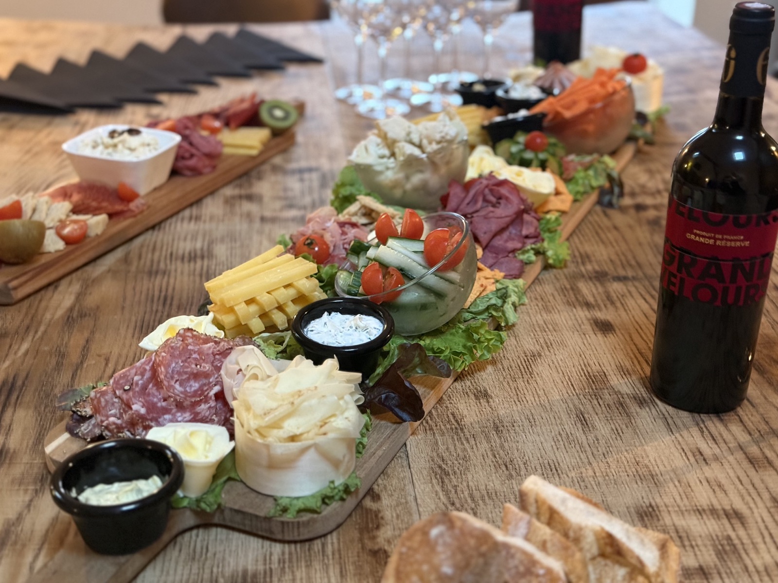 Planche apéro à partager : charcuteries, fromages et crudités